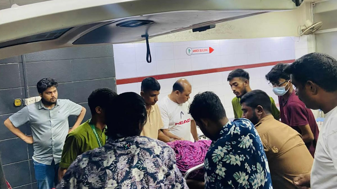 নোয়াখালীতে নামাজরত অবস্থায় দুর্বৃত্তের কোপে আহত আ.লীগ নেতার মায়ের মৃত্যু